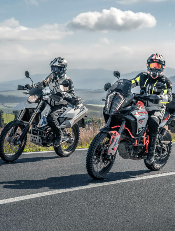 Sottocasco Moto in Seta Nero Lario , pensato per l’uso quotidiano.