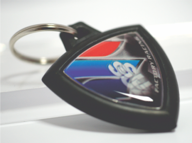 Portachiavi MOTO LOGO SUZUKI in gomma con etichetta bifacciale resinata.
