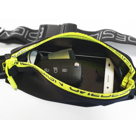 Marsupio con fascia elastica realizzato con materiali e cerniere waterproof.